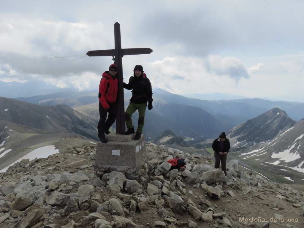Joaquín y Pau en la cima del Bastiments, 2.883 mts., detrás el valle de Ulldeter